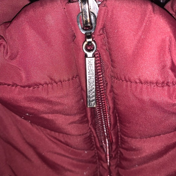 Weatherproof burgundy puffer vest ⭐️ - Picture 7 of 10